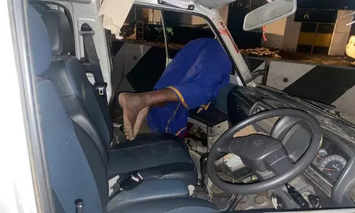 சாலை தடுப்பு மீது வேன் மோதிய விபத்தில் டிரைவர் பலி