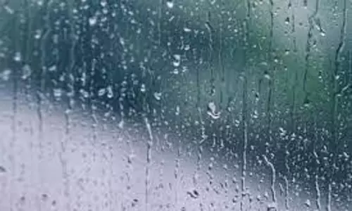 ஈரோட்டில் கொட்டி தீர்த்த பலத்த மழை; சாலையோரம் தேங்கிய தண்ணீர்