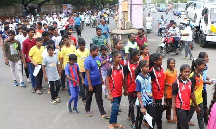 புதுச்சேரி மாநில சட்டசபை நோக்கி விளையாட்டு வீரர்கள் ஊர்வலம்.