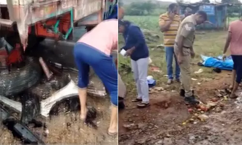 கர்நாடகாவில் சாலையோரம் நின்ற லாரி மீது கார் மோதி விபத்து- ஒரே குடும்பத்தைச் சேர்ந்த 4 பேர் பலி