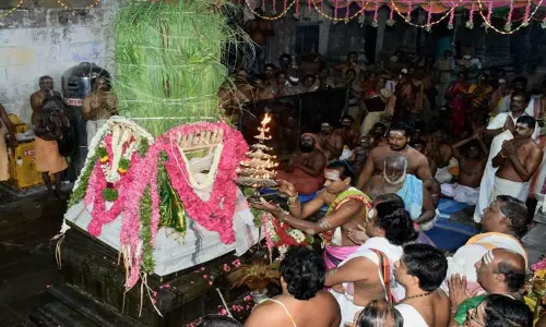 திருச்செந்தூர்சுப்பிரமணிய சுவாமி கோவிலில் ஆவணித் திருவிழா கொடியேற்றத்துடன் தொடங்கியது