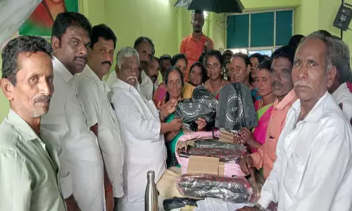 தேயிலை தோட்ட தொழிலாளர்களுக்கு நலத்திட்ட உதவி-வால்பாறை அமீது வழங்கினார்