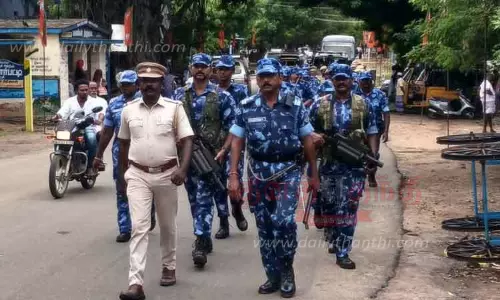 துணை ராணுவத்தினர் கொடி அணிவகுப்பு