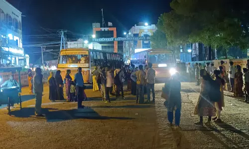 சீர்காழி புதிய பஸ் நிலையத்தில் பயணிகள் மறியல் போராட்டம்