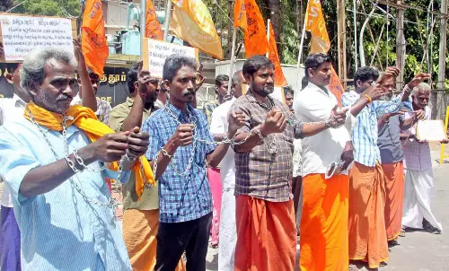 கையில் சங்கிலியுடன் வந்து கலெக்டர் அலுவலகத்தில் மனு