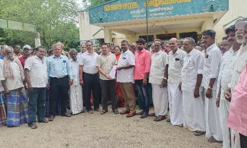 கூடப்பட்டு தடுப்பணை கால்வாயில் தடுப்பு சுவர் அமைக்க அனுமதிக்கக்கோரி செஞ்சி வனச்சரக அலுவலகத்தை 4 கிராம மக்கள் முற்றுகை