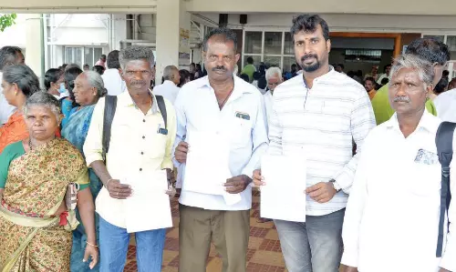 சாலை வசதி கேட்டு பழங்குடியினர் கலெக்டரிடம் மனு