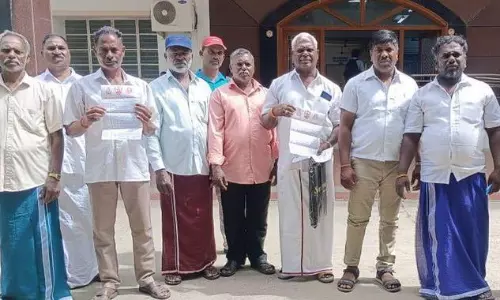 பைபர் படகுகளை நிறுத்த இடவசதி கலெக்டர் அலுவலகத்தில் மீனவர்கள் மனு