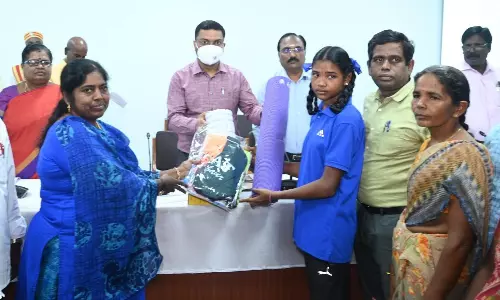 தடகள வீராங்கனைக்கு விளையாட்டு உபகரணம்