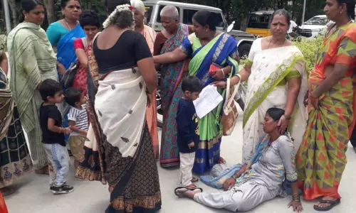 பொதுமக்கள் அளிக்கும் மனுக்களுக்கு உடனுக்குடன் தீர்வுகாண வேண்டும்