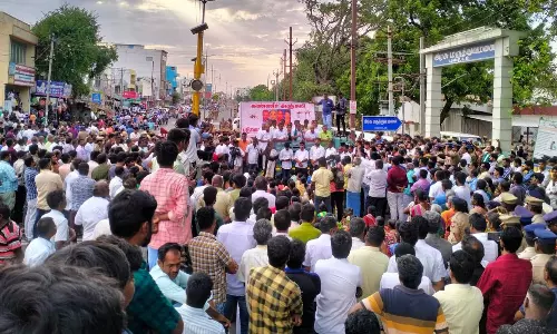 உடல்களை வாங்க மறுத்து கிராம மக்கள்-பா.ஜ.க.வினர் மறியல்