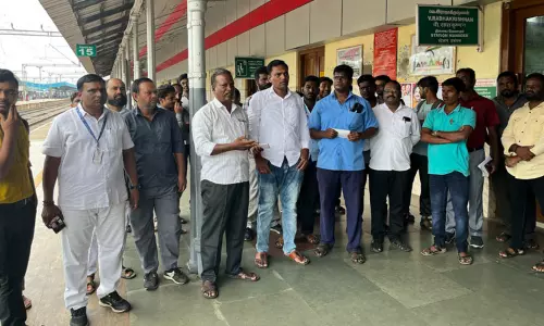 மஸ்தூர் யூனியன் சார்பில் ஆர்ப்பாட்டம் மஸ்தூர் யூனியன் சார்பில் ஆர்ப்பாட்டம்