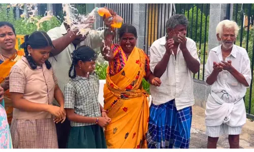 ஓட்டல் உரிமையாளர் குடும்பத்துடன் தீக்குளிக்க முயற்சி ஓட்டல் உரிமையாளர் குடும்பத்துடன் தீக்குளிக்க முயற்சி