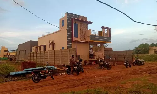 பட்டப்பகலில் வீட்டின் கதவை உடைத்து நகை-பணம் திருட்டு