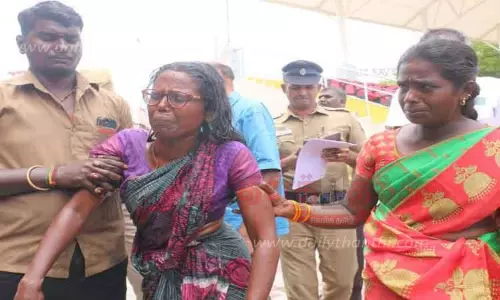 உடலில் மண்எண்ணெய் ஊற்றி பெண் தீக்குளிக்க முயற்சி