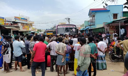 கடை முன்பு இருந்த இரும்பு குழாயை தொட்ட போதுஜவுளி தொழிலாளி மின்சாரம் பாய்ந்து பலிஉறவினர்கள் சாலைமறியல்; சேலம் அருகே பரபரப்பு