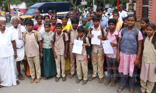 3 கிலோ மீட்டர் தூரம் பள்ளிக்கு நடந்து செல்கிறோம்பஸ் வசதி கேட்டு கலெக்டரிடம் மாணவர்கள் மனு