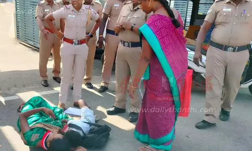 அடிப்படை வசதிகளை நிறைவேற்ற கோரிகலெக்டர் அலுவலகத்தில் பெண் கவுன்சிலர் குழந்தையுடன் தரையில் உருண்டு தர்ணாசேலத்தில் பரபரப்பு