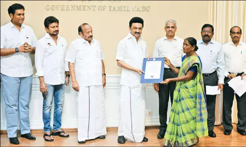 சிறிய வகை வேளாண் எந்திரங்களின் பயன்பாட்டை ஊக்குவிக்க விவசாய கருவிகள் வழங்கும் திட்டம் முதல்-அமைச்சர் தொடங்கிவைத்தார்