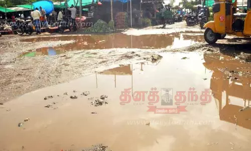 பவானியில் 24.6 மி.மீட்டர் மழைப்பதிவுசேறும், சகதியுமாக மாறிய ஈரோடு மார்க்கெட் பவானியில் 24.6 மி.மீட்டர் மழைப்பதிவுசேறும், சகதியுமாக மாறிய ஈரோடு மார்க்கெட்