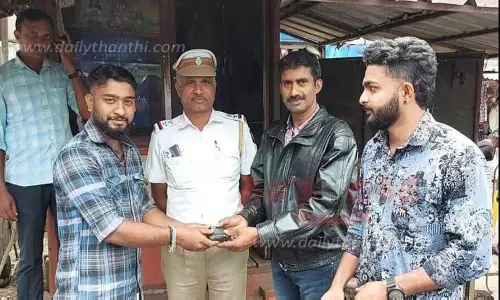 வாலிபர் தவறவிட்ட பணப்பையை திரும்ப ஒப்படைத்த போலீசார்