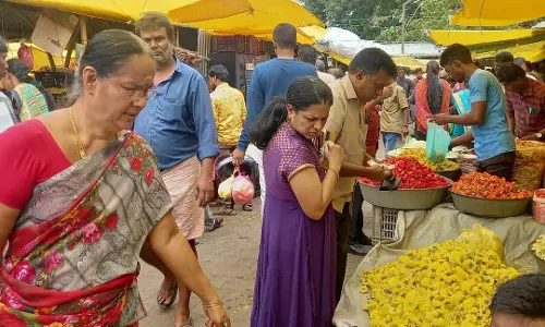 கோவையில் பூக்கள் விலை குறைந்தது