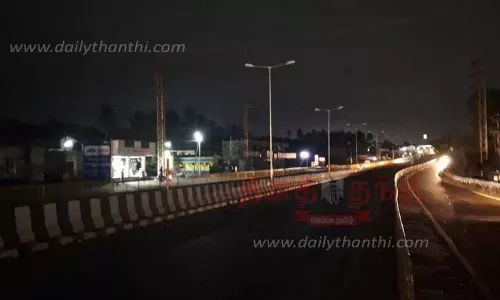 இருள் சூழ்ந்து காணப்படும் நான்கு வழிச்சாலை