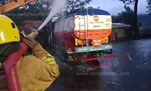 டீசல் கொட்டிய சாலையில் தண்ணீரை ஊற்றி சுத்தம் செய்த தீயணைப்பு வீரர்கள்