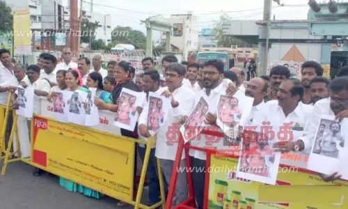 உத்தரபிரதேச சாமியாரின் உருவபடம் எரிப்பு