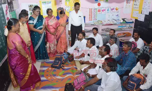 முன்னாள் மாணவர்களுக்கு பாடம் எடுத்த ஓய்வு பெற்ற ஆசிரியர்கள்