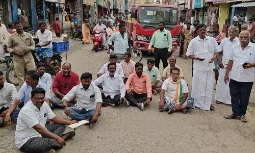 சாலை விரிவாக்கப்பணி: அளவீடு செய்ய வந்த அதிகாரிகளை கண்டித்து பொதுமக்கள் சாலை மறியல் நெல்லிக்குப்பத்தில் பரபரப்பு சாலை விரிவாக்கப்பணி: அளவீடு செய்ய வந்த அதிகாரிகளை கண்டித்து பொதுமக்கள் சாலை மறியல் நெல்லிக்குப்பத்தில் பரபரப்பு