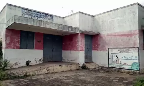 பூட்டி கிடக்கும் ஆரம்ப துணை சுகாதார நிலையம்மருத்துவ உதவியை பெற முடியாமல் மக்கள் தவிப்பு பூட்டி கிடக்கும் ஆரம்ப துணை சுகாதார நிலையம்மருத்துவ உதவியை பெற முடியாமல் மக்கள் தவிப்பு