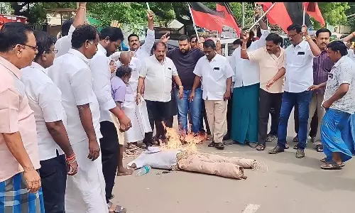 உதயநிதி ஸ்டாலின் தலைக்கு ரூ.10 கோடி என்று அறிவித்தசாமியார் உருவ பொம்மை எரிப்புதி.மு.க.வினர் போராட்டம்