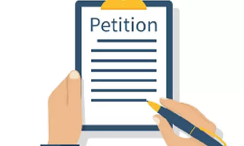 தர்மபுரி கலெக்டர் அலுவலகத்தில்மனு கொடுக்க வந்த 100 வயது மூதாட்டிதனது காரில் வீட்டுக்கு அனுப்பி வைத்தார் எம்.எல்.ஏ.