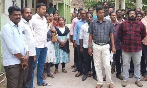 சிதம்பரத்தில் கிராம நிர்வாக அலுவலர்கள் ஆர்ப்பாட்டம் சிதம்பரத்தில் கிராம நிர்வாக அலுவலர்கள் ஆர்ப்பாட்டம்