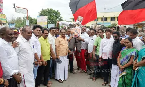 ரூ.10 கோடி அறிவித்த சாமியார் உருவ பொம்மையை எரித்து போராட்டம்