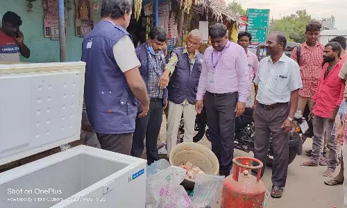 உணவு பாதுகாப்புத்துறை அதிகாரிகள் திடீர் சோதனை