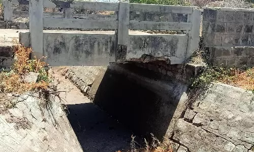 கிளைகால்வாய் குறுக்கே சேதமான பாலம் கிளைகால்வாய் குறுக்கே சேதமான பாலம்