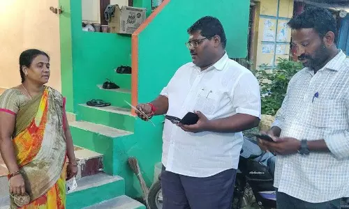 மகளிர் உரிமை தொகை திட்டத்தில்விண்ணப்பங்கள் சரிபார்க்கும் பணிதாசில்தார் ஆய்வு