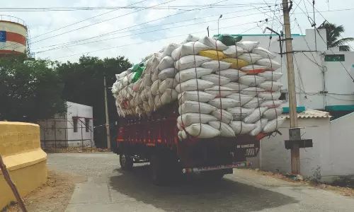 அதிக பாரம் ஏற்றிச்செல்லும் வாகனங்களால் விபத்து அபாயம் அதிக பாரம் ஏற்றிச்செல்லும் வாகனங்களால் விபத்து அபாயம்