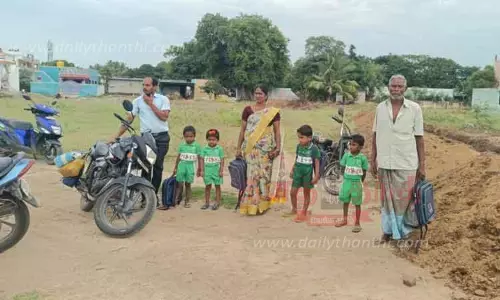 பொக்லைன் மூலம் குழி தோண்டியதால் பள்ளி மாணவ-மாணவிகள் அவதி