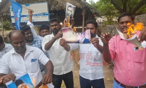 உத்தரபிரதேச சாமியாரின் உருவப்படம் எரிப்பு உத்தரபிரதேச சாமியாரின் உருவப்படம் எரிப்பு