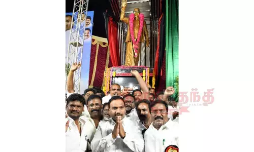 ஊழலையும், மத வாதத்தையும் தூக்கி எறிய வேண்டும்