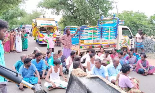 மூதாட்டி உடலை வாகனத்தில் வைத்து பொதுமக்கள் மறியல்