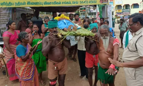 பாடை கட்டி ஒப்பாரி வைத்து விவசாயிகள் போராட்டம்