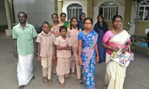 அரசு பள்ளியில் பணிக்கு வராத ஆசிரியர்