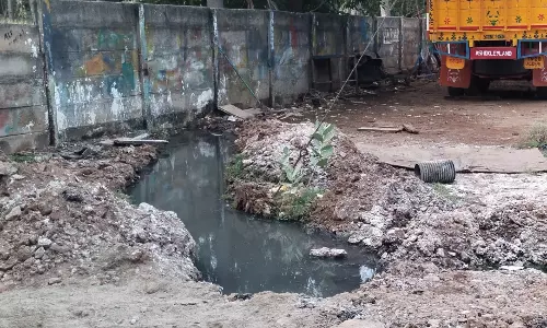 சாலையில் வழிந்தோடும் பாதாள சாக்கடை கழிவுநீர்