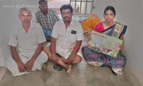 வீட்டை அபகரித்தவர் மீது நடவடிக்கை எடுக்க கோரி நெசவு தொழிலாளி குடும்பத்துடன் உண்ணாவிரத போராட்டம்