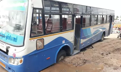 குடிநீர் குழாய்க்காக தோண்டப்பட்ட பள்ளத்தில் சிக்கிய பஸ்