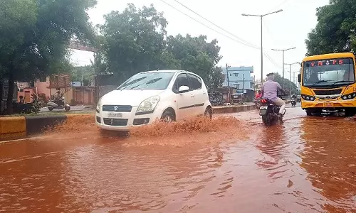 தாழ்வான பகுதிகளை வெள்ளம் சூழ்ந்தது தாழ்வான பகுதிகளை வெள்ளம் சூழ்ந்தது